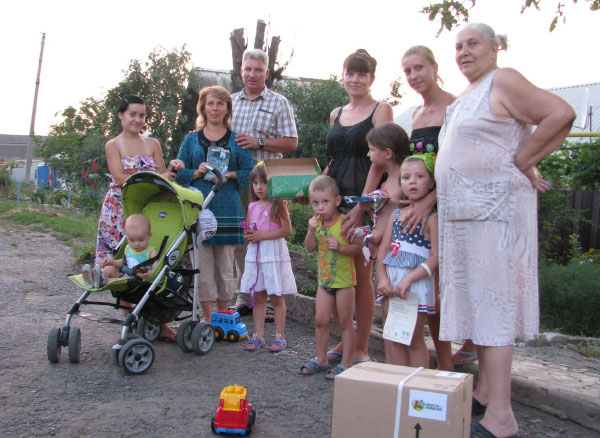 Pastor Grigoriy (third from left) distributes relief supplies to Ukrainians he coaxed out of hiding after their village was shelled. Photo: Courtesy Roman Rakhuba